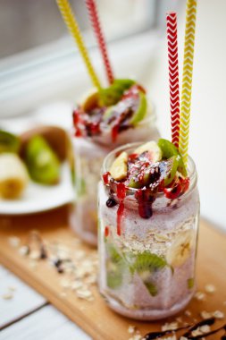 Sağlıklı kahvaltı gece yulaf