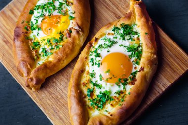 Acara üzerinde Hachapuri. Güzel açık börek