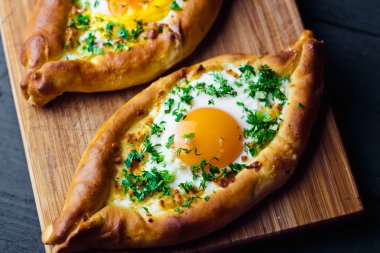 Acara üzerinde Hachapuri. Güzel açık börek