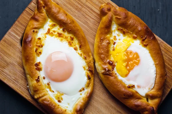 Acara üzerinde Hachapuri. Güzel açık börek