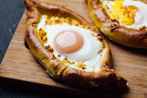 Acara üzerinde Hachapuri. Güzel açık börek