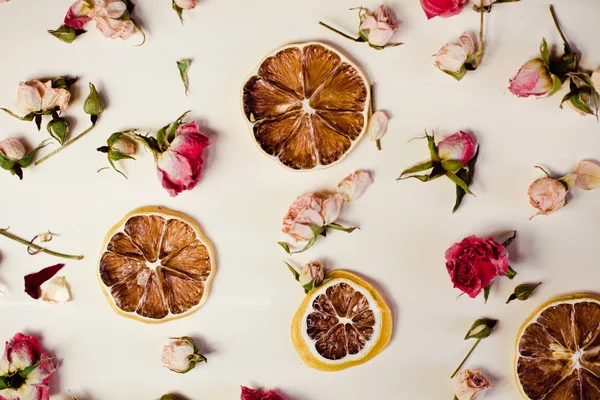 Fleurs roses séchées avec des tranches rondes de citron — Photo
