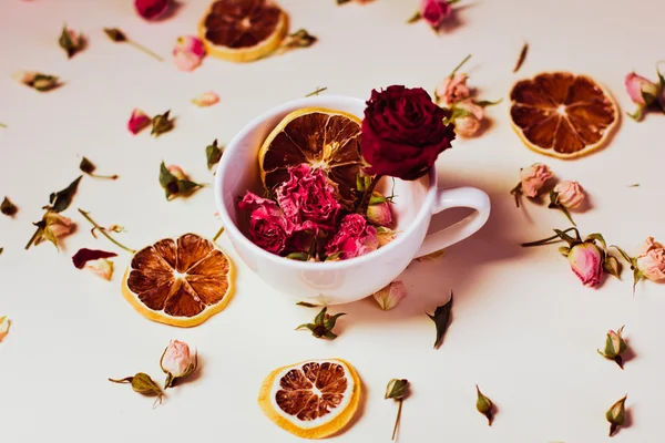 Kruiden thee in witte kop — Stockfoto