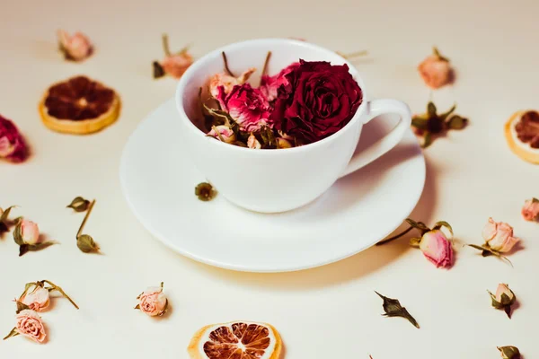 Kräutertee in weißer Tasse — Stockfoto