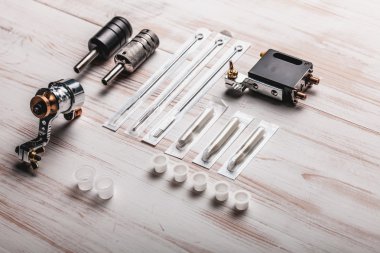 Dövme sanatçısı iş için hazırlanıyor