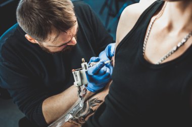 Ana dövme sanatçısı 