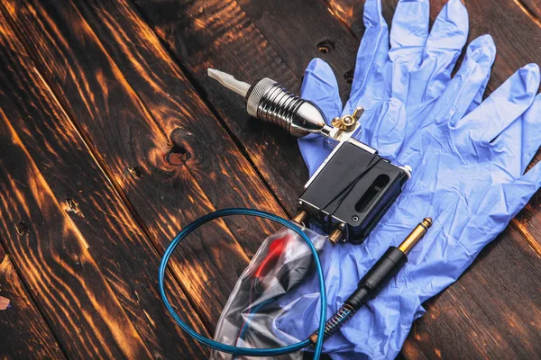 Artista de tatuagem se preparando para o trabalho — Fotografia de Stock