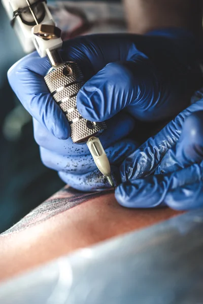 Mestre tatuador — Fotografia de Stock