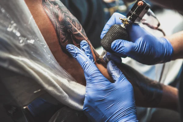Mester tetováló művész — Stock Fotó