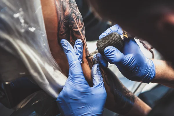 Maestro tatuaje artista — Foto de Stock