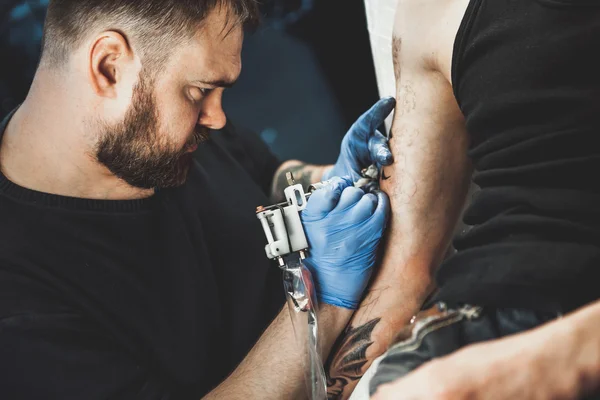 Maestro tatuaje artista — Foto de Stock