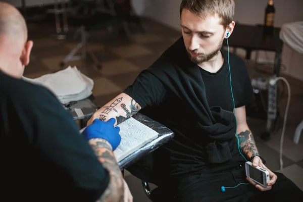 Мастер-татуировщик делает татуировку на коже — стоковое фото