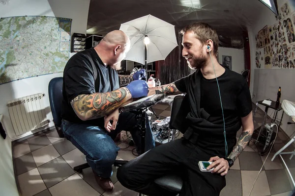 Master tatoeëerder maakt een tattoo op de huid — Stockfoto