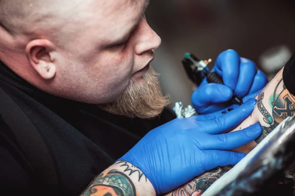 Ana dövmeci dövme deri yapar. 