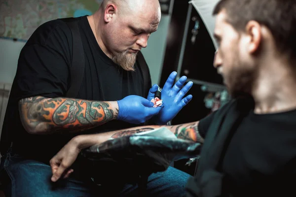 Mester tatovør gør en tatovering på huden - Stock-foto