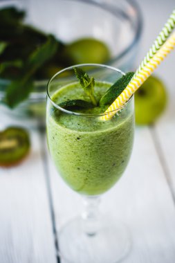 sağlıklı yeşil smoothie