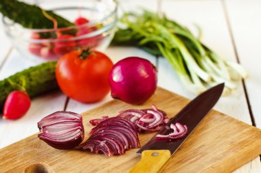 Salata için taze sebze.