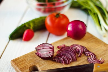 Salata için taze sebze.