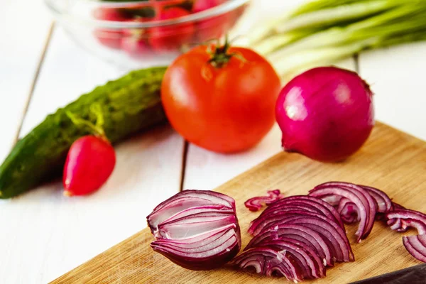 Salata için taze sebze.