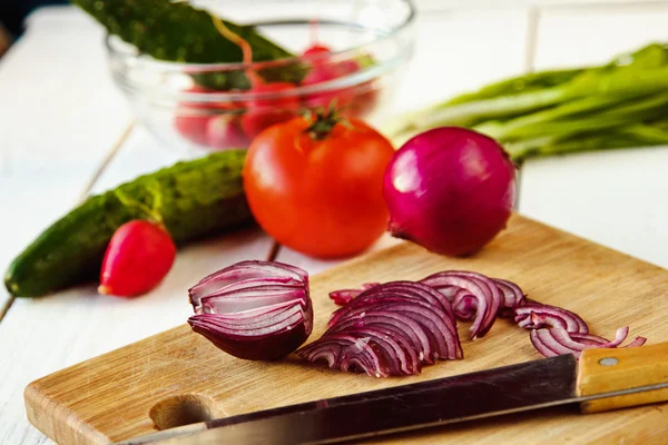 Salata için taze sebze.