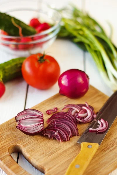 Salata için taze sebze.