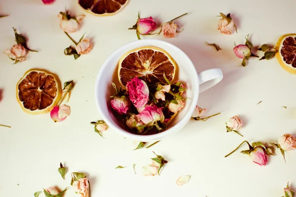 Getrocknete Rosen und runde Zitronenscheiben — Stockfoto