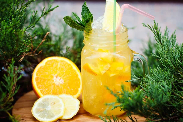 Preparazione della bevanda alla limonata — Foto Stock
