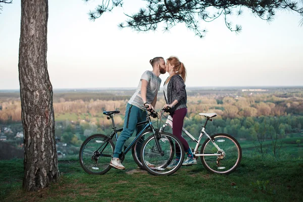 Bonito jovem casal — Fotografia de Stock