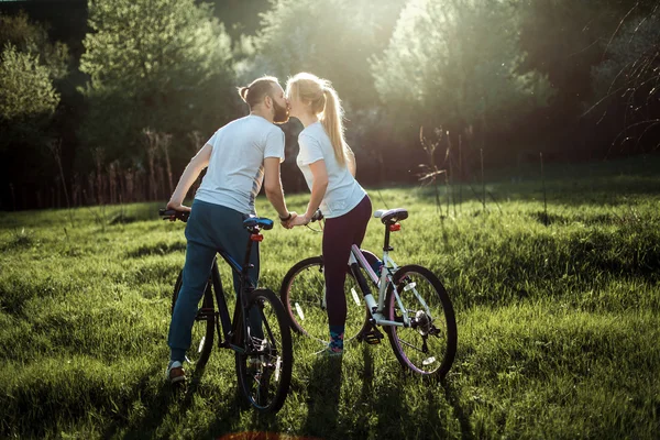 Bonito jovem casal — Fotografia de Stock