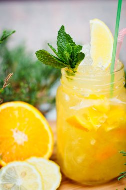 Limonata içki hazırlanması