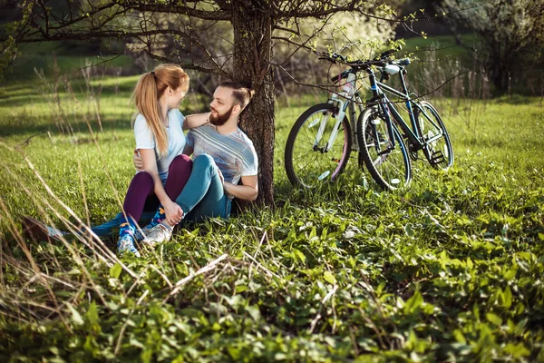 Belo jovem casal apaixonado — Fotografia de Stock