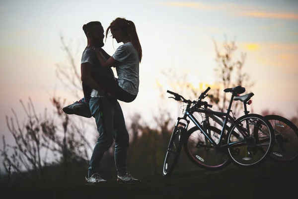 Belo jovem casal apaixonado — Fotografia de Stock