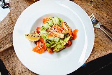 Somonlu Sezar salatası