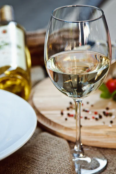 Un bicchiere di vino bianco — Foto Stock