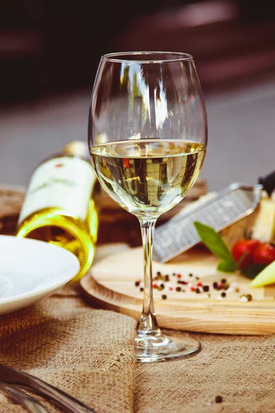 Un bicchiere di vino bianco — Foto Stock