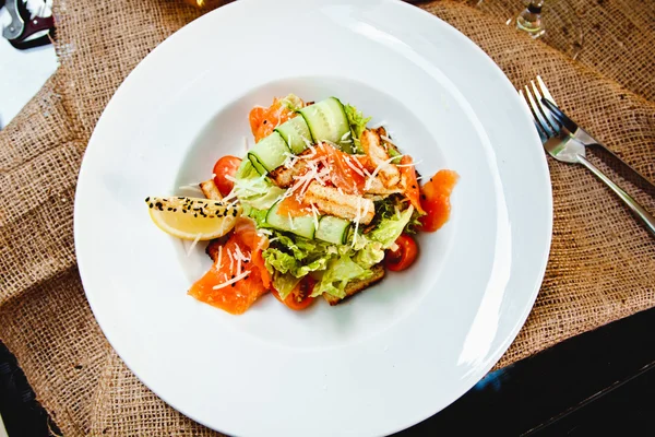 Caesar salad with salmon — Stock Photo, Image