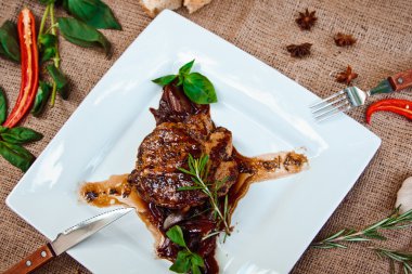 Güzel sulu domuz biftek