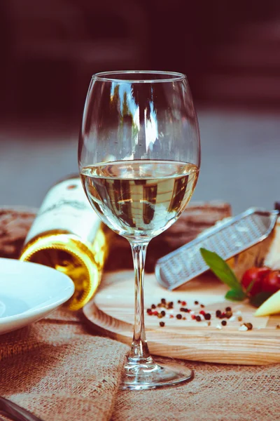 Bir bardak beyaz şarap. — Stok fotoğraf