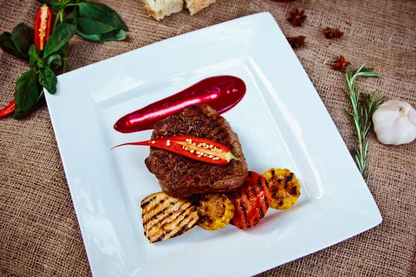 Hermoso filete a la parrilla — Foto de Stock