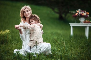 Bir anne ve çocuk doğada