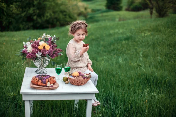 Little baby girl eats chocolate cake — Stock Photo, Image