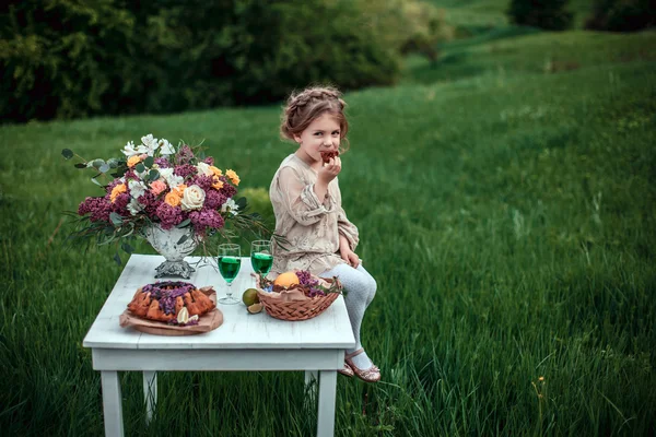 Bambina mangia torta al cioccolato — Foto Stock