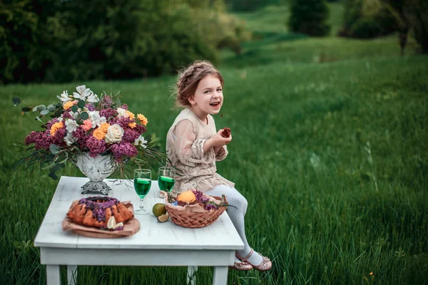 Bambina mangia torta al cioccolato — Foto Stock