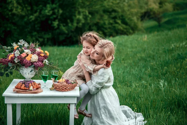 Una madre y un niño en la naturaleza —  Fotos de Stock