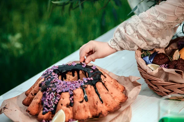 Babymeisje eet chocoladetaart — Stockfoto