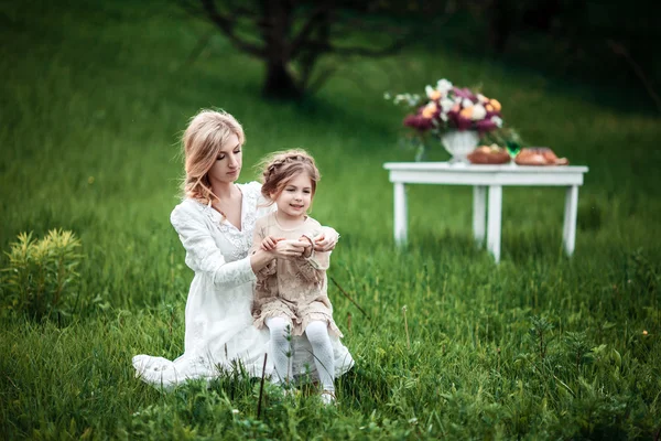 Una madre y un niño en la naturaleza —  Fotos de Stock