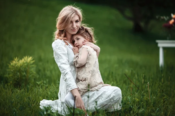 Μια μητέρα και το παιδί στη φύση — Φωτογραφία Αρχείου