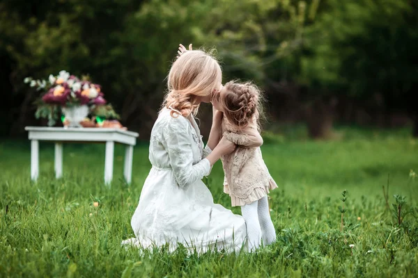 Uma mãe e um filho na natureza — Fotografia de Stock