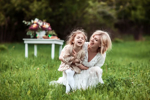 Una madre y un niño en la naturaleza — Foto de Stock