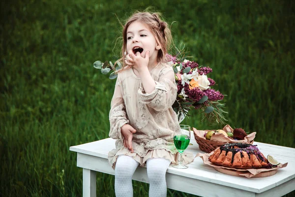 Bambina mangia torta al cioccolato — Foto Stock